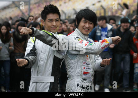 Chinesische Schriftsteller und Racer Han Han, rechts, taiwanesische Sängerin, Schauspielerin und Racer Jimmy Lin Geste, als Sie gehen vor einer Masse von Formel 1 Fans duri Stockfoto