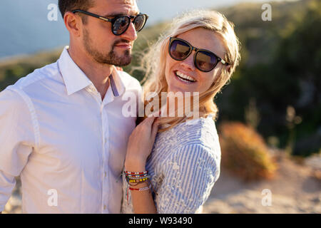 Junge elegante Paar in der Natur Sommer portrait Stockfoto
