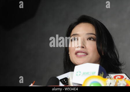 Taiwanesische Schauspielerin Shu Qi spricht während der Eröffnungsfeier für Esprit Dior Ausstellung in Shanghai, China, 12. September 2013. Stockfoto