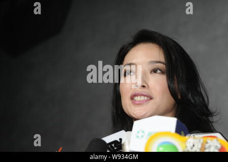 Taiwanesische Schauspielerin Shu Qi spricht während der Eröffnungsfeier für Esprit Dior Ausstellung in Shanghai, China, 12. September 2013. Stockfoto