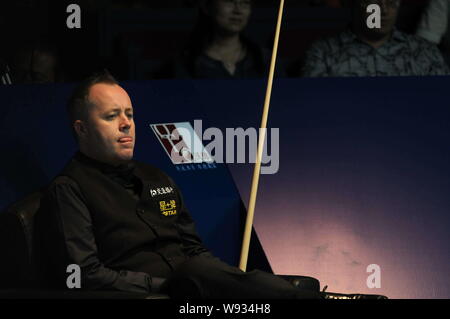 John Higgins von Schottland schaut Mark Davis von England spielen während der zweiten Runde der World Snooker Shanghai Masters 2013 in Shanghai. Stockfoto