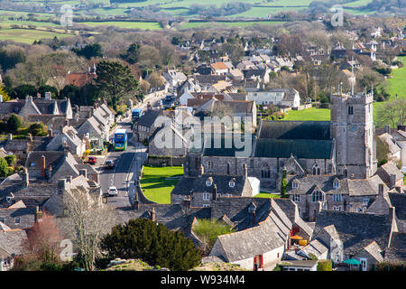 Corfe Castle, England, UK - 27. März 2019: Ein paar lokale Breezer doppelstöckige Busse fahren Sie auf der A 351 East Street in Corfe Castle Dorf in Dorset. Stockfoto