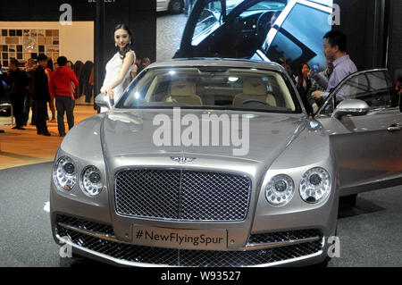 ---- Besucher einen neuen Bentley Flying Spur während des 15 Shanghai Internationalen Automobil- Ausstellung, bekannt als Auto Shanghai 2013, in Stockfoto