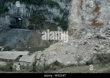 Anzeigen der Seite nach einem Erdrutsch im longchang Township, Kaili Stadt, im Südwesten Chinas Provinz Guizhou, 18. Februar 2013. Mindestens fünf Menschen wurden Stockfoto