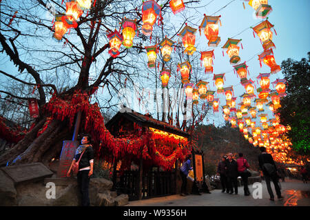 Touristen Spaziergang unter roten Laternen aufgereiht entlang Jinli Alte Straße das chinesische Mondjahr, oder Spring Festival, in Chengdu City zu feiern, Sou Stockfoto