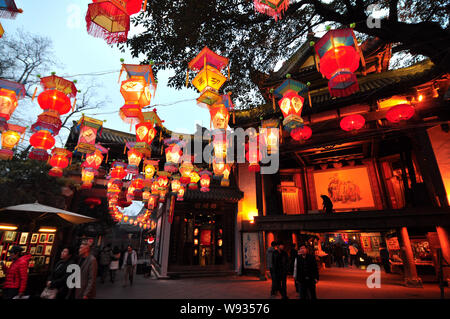 Touristen Spaziergang unter roten Laternen aufgereiht entlang Jinli Alte Straße das chinesische Mondjahr, oder Spring Festival, in Chengdu City zu feiern, Sou Stockfoto