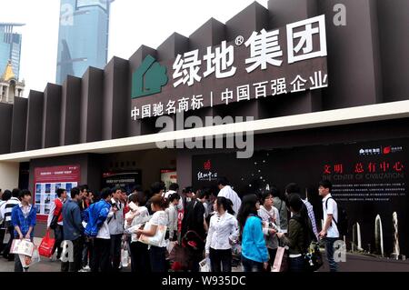 - - Datei - Eigenheimkäufer besuchen Sie den Stand von Grönland Gruppe während eines Immobilien Messe in Shanghai, China, 29. April 2012. Chinesischen staatseigenen Konglomeraten Stockfoto