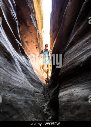 Eine junge Frau stellt im Little Wild Horse Canyon Stockfoto