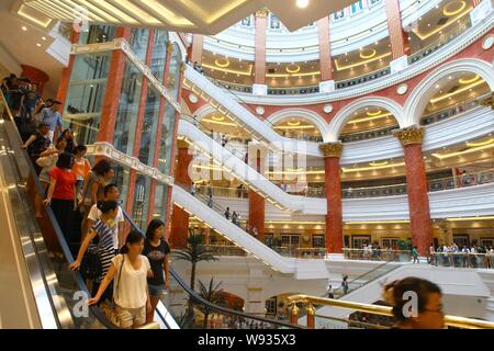 Kunden besuchen die Globale Harbour Shopping Center in Shanghai, China, 5. Juli 2013. Ein mega-kommerziellen Komplex am Freitag (5. Juli 2013) in Chang geöffnet Stockfoto