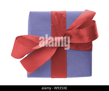 Geschenkbox mit Schleife auf weißem Hintergrund Stockfoto