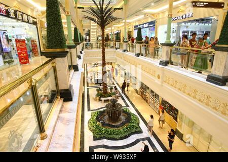 Kunden besuchen die Globale Harbour Shopping Center in Shanghai, China, 5. Juli 2013. Ein mega-kommerziellen Komplex am Freitag (5. Juli 2013) in Chang geöffnet Stockfoto
