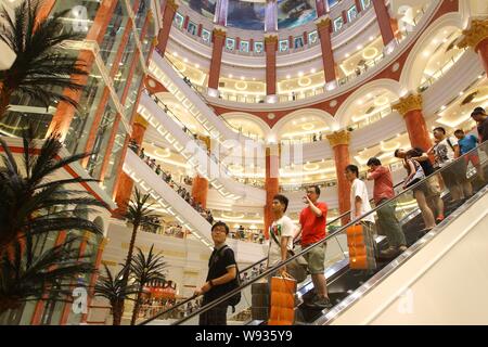Kunden besuchen die Globale Harbour Shopping Center in Shanghai, China, 5. Juli 2013. Ein mega-kommerziellen Komplex am Freitag (5. Juli 2013) in Chang geöffnet Stockfoto