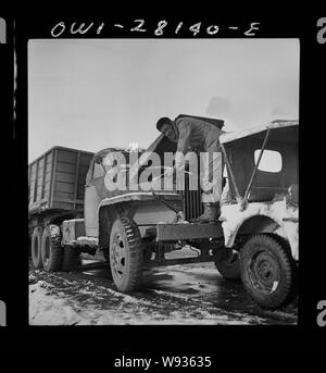 Englisch: ein LKW-Fahrer die Kontrolle des Öls. Er ist mit einem United States Army LKW-Konvoi mit Verbrauchsmaterialien für die Hilfe von Russland. Irgendwo in der Persische Korridor Stockfoto