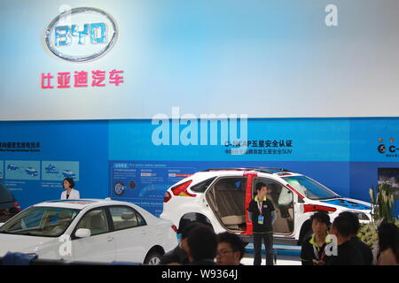 ---- Leute besuchen Sie den Stand von BYD im 15. Shanghai Internationalen Automobil- Ausstellung, bekannt als Auto Shanghai 2013, in Shanghai. Stockfoto