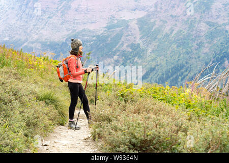 Weibliche Wanderer eine Pause auf der Spur im Glacier National Park Stockfoto