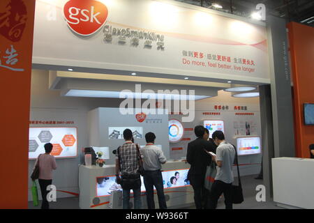 ---- Leute besuchen Sie den Stand von GlaxoSmithKline (GSK) während einer Ausstellung in Shanghai, China, 11. Mai 2013. Der Umsatz von GlaxoSmithKlines Arzneimitteln i Stockfoto