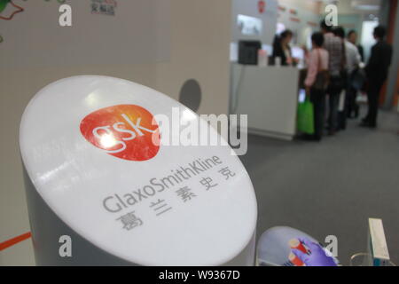 ---- Leute besuchen Sie den Stand von GlaxoSmithKline (GSK) während einer Ausstellung in Shanghai, China, 11. Mai 2013. Der Umsatz von GlaxoSmithKlines Arzneimitteln i Stockfoto