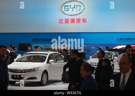 ---- Leute besuchen Sie den Stand von BYD im 15. Shanghai Internationalen Automobil- Ausstellung, bekannt als Auto Shanghai 2013, in Shanghai. Stockfoto