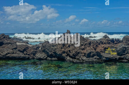 Auf der Insel Terceira, Azoren, Portugal - Mai 5, 2016: Blick auf einen natürlichen Pool in der Stadt Biscoitos, auf der Insel Terceira Stockfoto