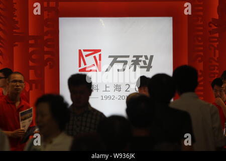 - - Datei - Eigenheimkäufer besuchen Sie den Stand von Vanke während einer Ausstellung für Immobilien in Shanghai, China, 5. Oktober 2012. China Vanke Co., der größte entwickeln Stockfoto