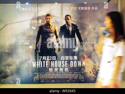 ---- Eine chinesische Kinogänger Spaziergänge hinter einem Plakat des Films, das Weiße Haus, in einem Kino in Kunshan City, Central China Provinz Hubei, 21. Juli 20. Stockfoto