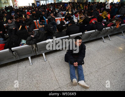 Eine Masse von chinesische Passagiere auf ihrem Weg zurück zum Frühlingsfest oder das Chinesische Neue Jahr warten am Bahnhof Hankou in Wuhan City, Cent Stockfoto