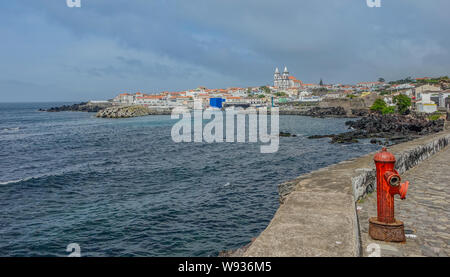 San Miguel, Terceira Insel, Archipel der Azoren, Portugal - Mai 6, 2016: Blick auf die Kirche in einem Dorf an der Küste mit dem Detail der Hydranten Stockfoto