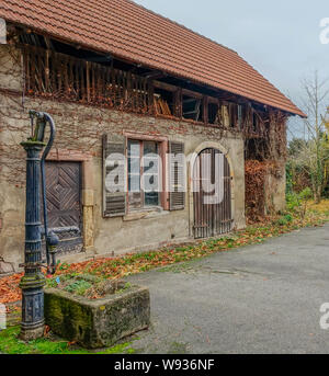 Mulhouse, Elsass, Frankreich - 25 November 2016: Hand Brunnen im Hof eines alten Hauses im Herbst Stockfoto