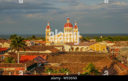 Granada, Nicaragua, Mittelamerika - 3. April 2017: Sonnenuntergang in der Kolonie Stadt Granada mit dem Dom im Hintergrund Stockfoto