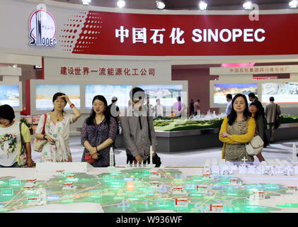 ---- Leute besuchen Sie den Stand von Sinopec während einer Ausstellung in Chongqing, China, 16. Mai 2013. Chinesische Ölkonzern Sinopec Corp. ist für die erste Tim Stockfoto