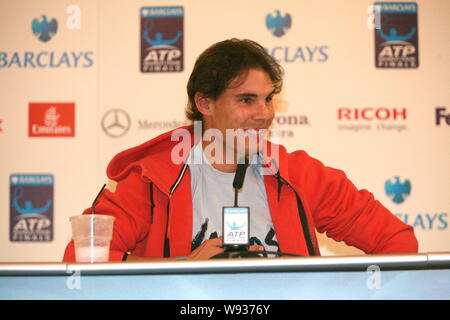 Spanisch Rafael Nadal lächelt während einer Pressekonferenz der ATP World Tour Finale in London, UK, 4. November 2013. Stockfoto