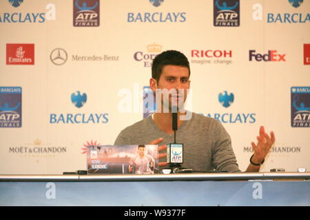 Serbischen Tennisspieler Novak Djokovic spricht während einer Pressekonferenz der ATP World Tour Finale in London, UK, 4. November 2013. Stockfoto