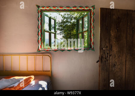 Alten Holzhaus Interieur. Teil einer traditionellen Haus aus Serbien, Details der Möbel. Stockfoto