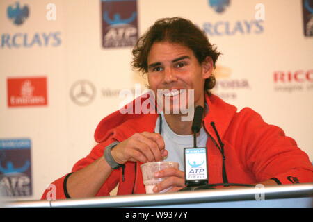 Spanisch Rafael Nadal lächelt während einer Pressekonferenz der ATP World Tour Finale in London, UK, 4. November 2013. Stockfoto