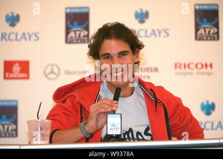 Spanisch Rafael Nadal lächelt während einer Pressekonferenz der ATP World Tour Finale in London, UK, 4. November 2013. Stockfoto