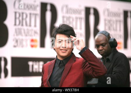 ------ Chinesische Pianist Lang Lang Posen auf dem roten Teppich für die klassische BRIT Awards 2013 in der Royal Albert Hall in London, UK, 2. Oktober 2013. C Stockfoto