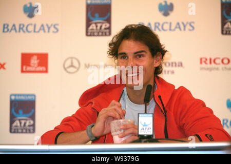 Spanisch Rafael Nadal lächelt während einer Pressekonferenz der ATP World Tour Finale in London, UK, 4. November 2013. Stockfoto