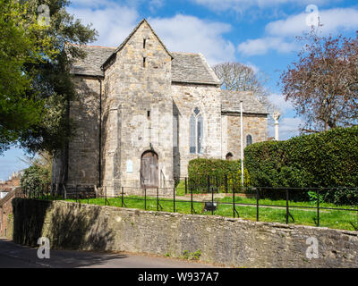 Wareham. Dorset, Großbritannien - 27 März, 2019: Die Sonne scheint auf der Sächsischen Kirche von St Martin's an den Wänden in Wareham. Stockfoto