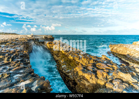 Wellen in der natürlichen Bögen aus Kalkstein vom Meer geschnitzt, Devil's Bridge, Antigua, Antigua und Barbuda, Karibik, Westindien Stockfoto