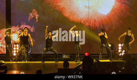 Mitglieder der Koreanischen pop Boy Group Unendliche führen Sie bei ihrem Konzert in Taipei, Taiwan, 13. Oktober 2013. Stockfoto