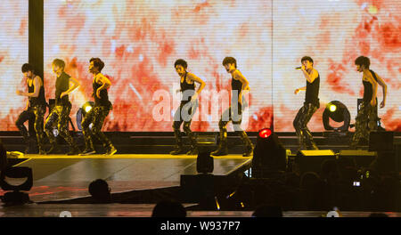 Mitglieder der Koreanischen pop Boy Group Unendliche führen Sie bei ihrem Konzert in Taipei, Taiwan, 13. Oktober 2013. Stockfoto