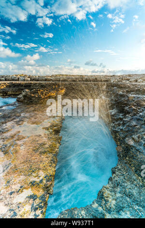 Plätschernden Wellen im natürlichen Kalkstein Bogen im Devil's Bridge, Antigua, Antigua und Barbuda, Karibik, Westindien geschnitzt Stockfoto