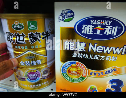 ---- Ein chinesischer Kunde kauft eine Dose von Mengniu Arla Milchpulver in einem Supermarkt in Kunshan, China Provinz Hubei, 20. Juni 2013. Chinesisch Stockfoto