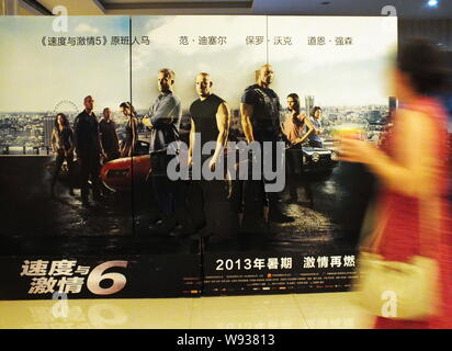 ---- Eine chinesische Kinogänger Spaziergänge hinter einem Plakat des Films, Fast & Furious 6, in einem Kino in Kunshan City, Central China Provinz Hubei, 24. Juli 20. Stockfoto