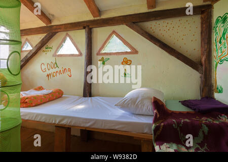 Alten Holzhaus Interieur. Teil einer traditionellen Haus aus Serbien, Details der Möbel. Stockfoto