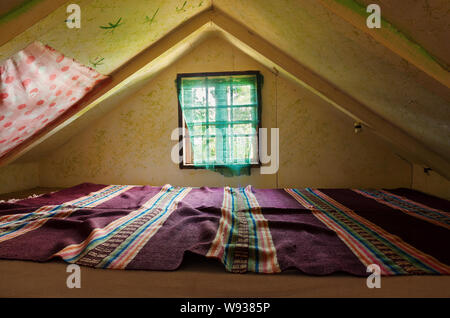 Alten Holzhaus Interieur. Teil einer traditionellen Haus aus Serbien, Details der Möbel. Stockfoto