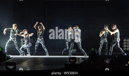 Mitglieder der Koreanischen pop Boy Group Unendliche führen Sie bei ihrem Konzert in Taipei, Taiwan, 13. Oktober 2013. Stockfoto