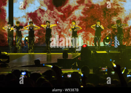 Mitglieder der Koreanischen pop Boy Group Unendliche führen Sie bei ihrem Konzert in Taipei, Taiwan, 13. Oktober 2013. Stockfoto