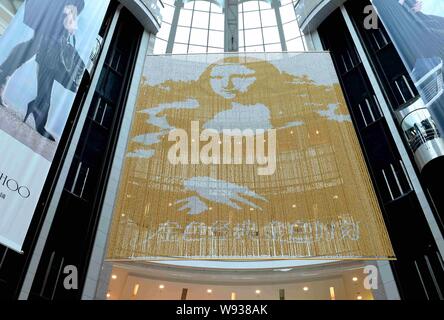 Eine goldene Porträt der Mona Lisa, die aus mehr als 100.000 Ferrero Rocher Schokolade Kugeln ist im Grand Gateway Shopping Mall in Shanghai, China, hing. Stockfoto