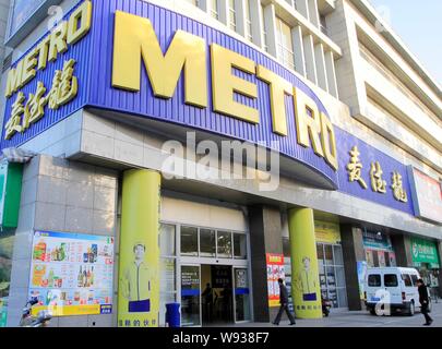 ------ Kunden einkaufen gehen, an der U-Supermarkt in Nanjing City, East China Jiangsu Provinz, 4. November 2012. Metro Cash & Carry, eine Selbst-Serv Stockfoto